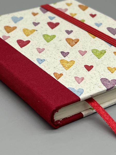 Buch Leinenrücken Herzen rot handgebunden Notizen Seiten